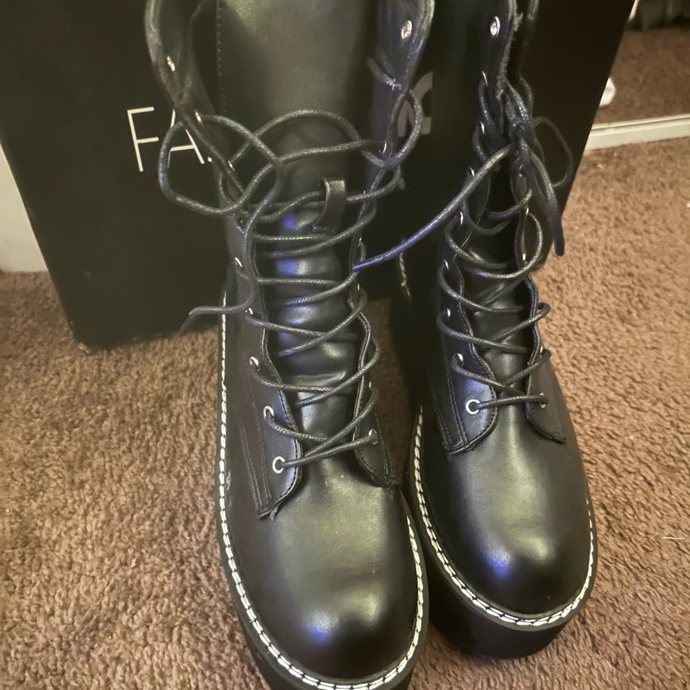 Black platform Women's Boots